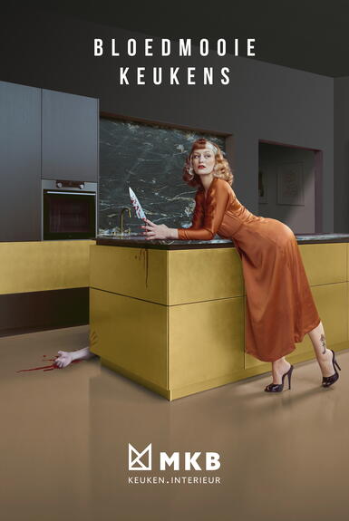 Artistieke reclameafbeelding van een luxe keuken met een goudkleurig kookeiland. Een vrouw in een oranje jurk leunt op het aanrecht en houdt een mes vast, terwijl boven de afbeelding de tekst “Bloedmooie Keukens” staat en onderaan het logo van MKB Keuken.Interieur.