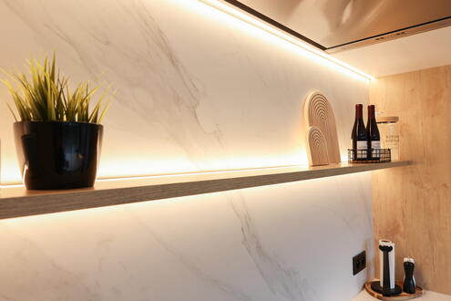 Detail keramisch werkblad met Carrara look afwerking