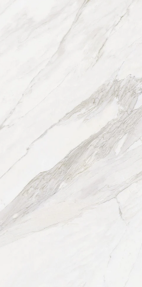 Detail van keramisch werkblad Calacatta Natural met Carrara marmerlook in moderne maatkeuken