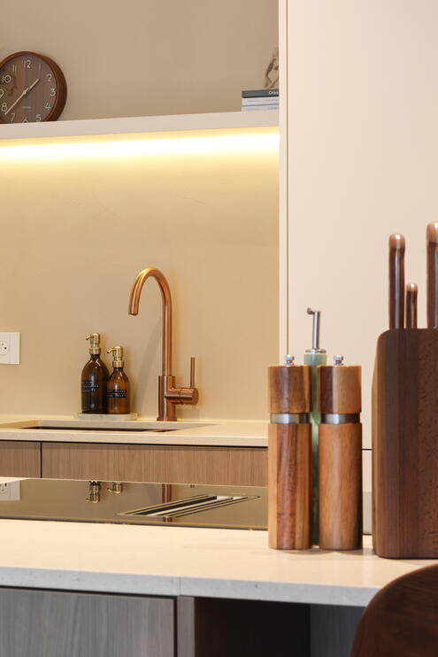 detail composiet werkblad met zichtbare mineralen Diresco Cava Mocca