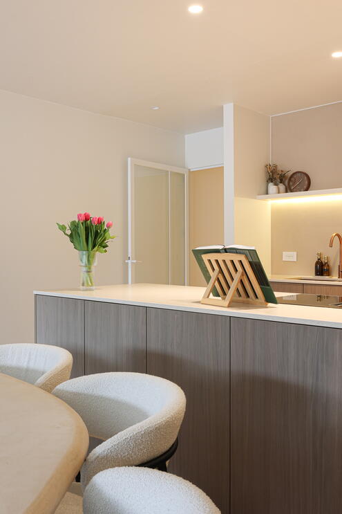 geïntegreerde doorloopdeur in kastenwand maatkeuken