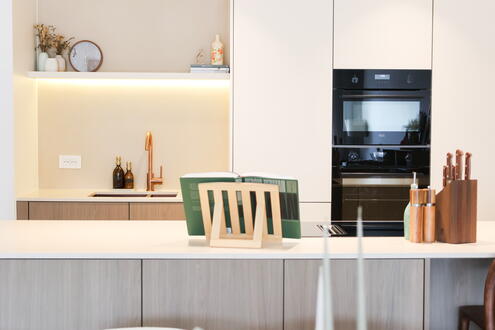 totaalbeeld warme maatkeuken met houtstructuur en gebroken wit