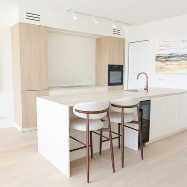 Moderne keuken op maat met schiereiland geïntegreerd in de leefruimte van een appartement